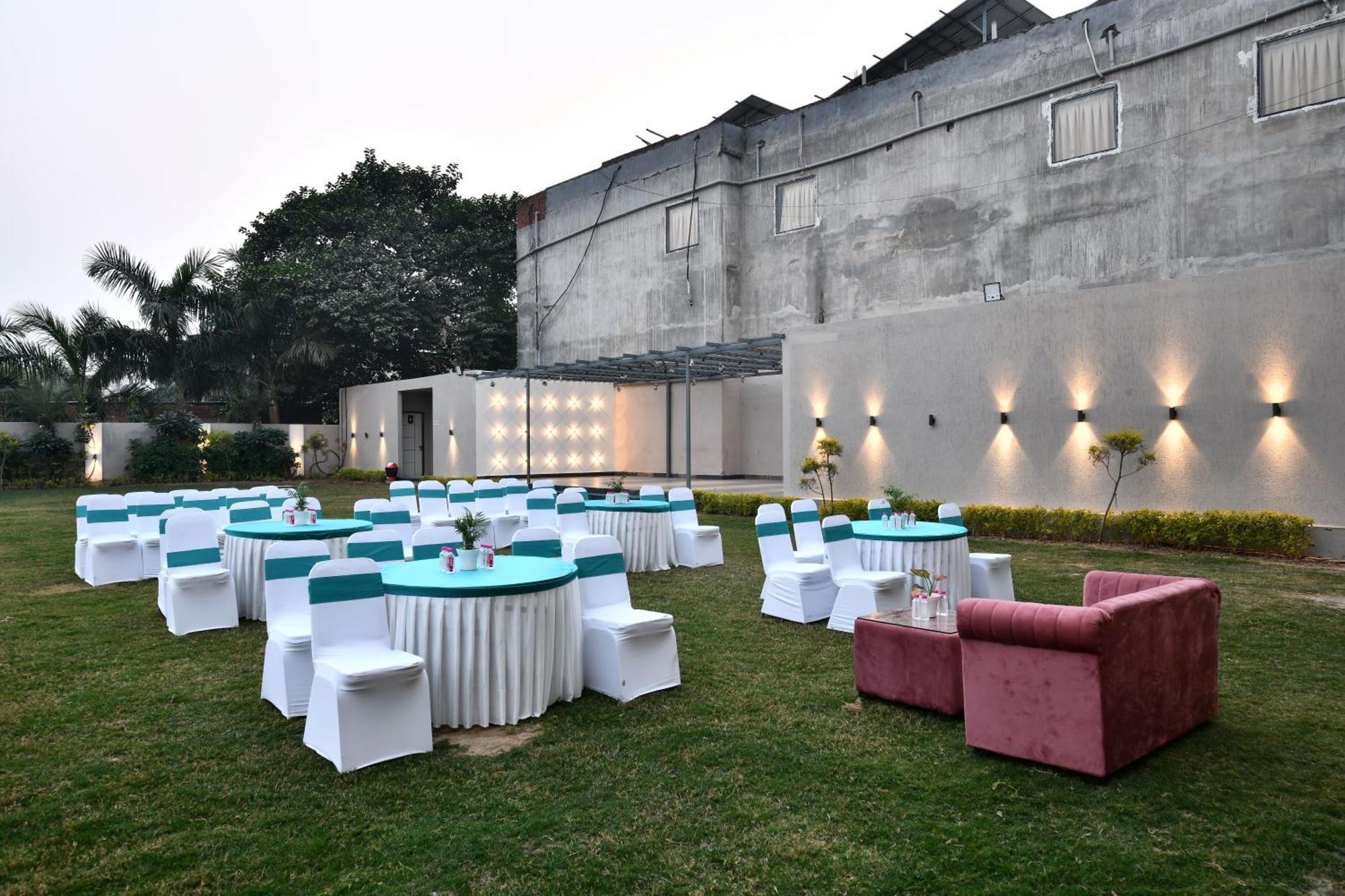 Click Collection Grand Gateway 4* Varanasi